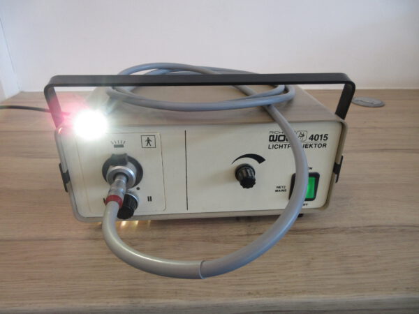 Wolf Lichtprojektor LP4015 Kaltlichtquelle mit Lichtleiterkabel 8061.35 – Bild 1