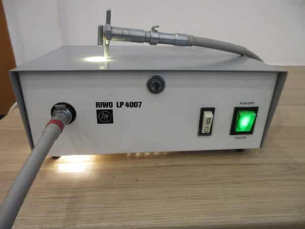 Richard Wolf RIWO Lichtprojektor LP4007 Kaltlichtquelle mit Lichtleiterkabel – Bild 1