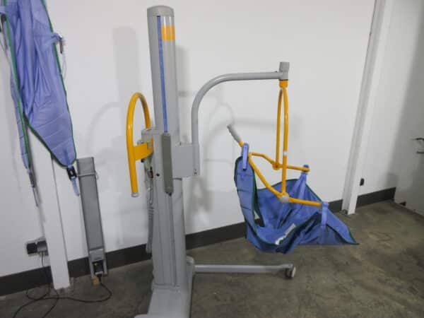 Arjo Tempo Patientenlifter -200kg akkubetrieben mit 4 Tüchern – Bild 2