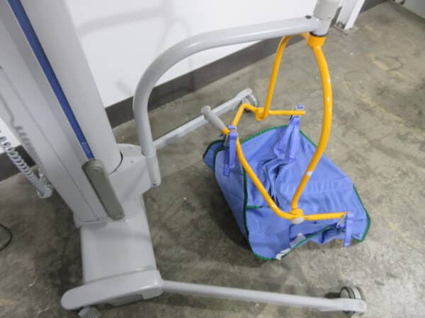 Arjo Tempo Patientenlifter -200kg akkubetrieben mit 4 Tüchern – Bild 3