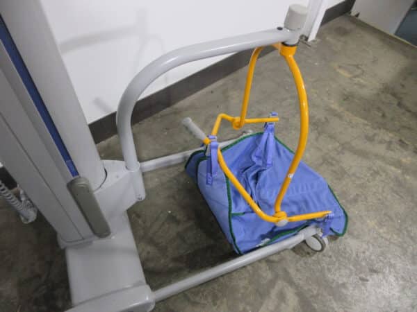 Arjo Tempo Patientenlifter -200kg akkubetrieben mit 4 Tüchern – Bild 4