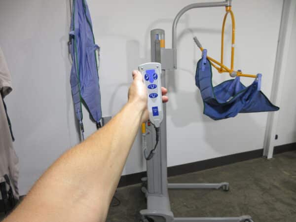 Arjo Tempo Patientenlifter -200kg akkubetrieben mit 4 Tüchern – Bild 5