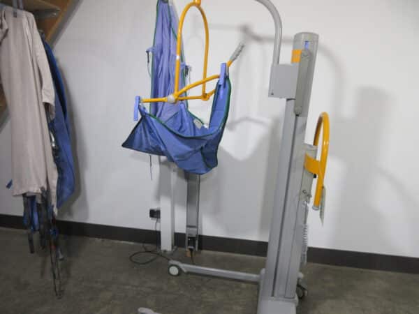 Arjo Tempo Patientenlifter -200kg akkubetrieben mit 4 Tüchern – Bild 8