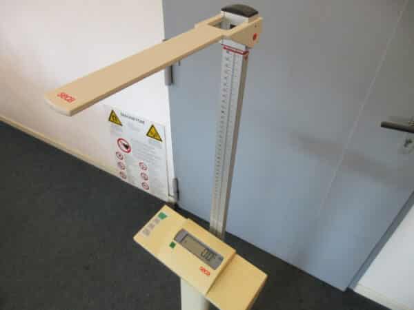 Seca 704 Säulenwaage mit BMI-Rechner und Messstab – Bild 3